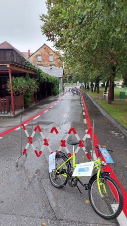 Ulica je bila 16 9 2022 namenjena zgolj kolesom in skirojem.